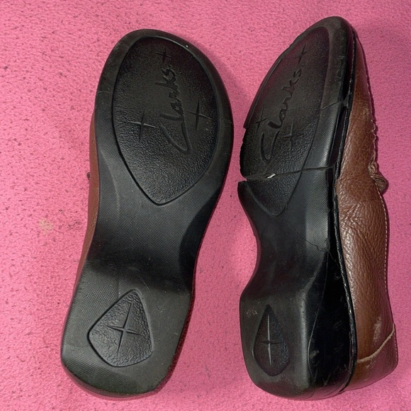 Ladies Brown leather Clark shoes the soles need to be replaced free w/ any order - Picture 8 of 10
